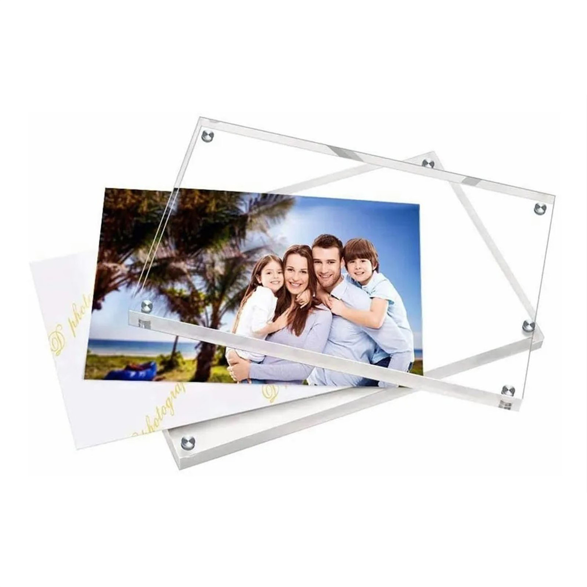 Ein transparenter Acryl-Fotorahmen mit einem Familienfoto, auf weißer Oberfläche.