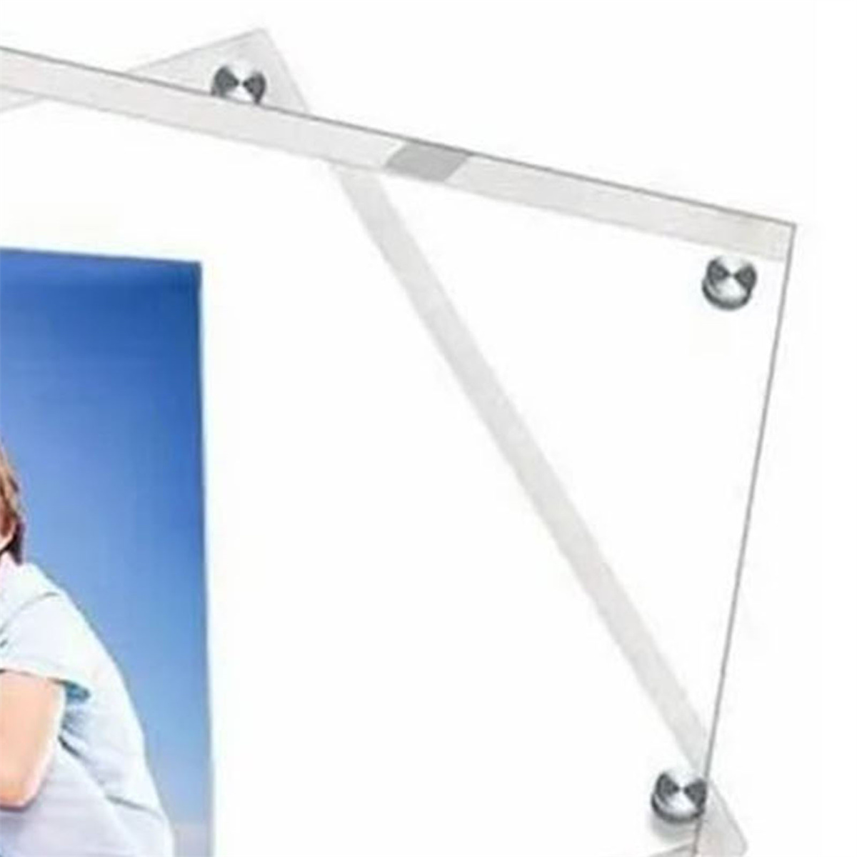 Ein klarer Acryl-Fotorahmen mit einem Bild einer Person. Der Rahmen wird zusammengehalten.