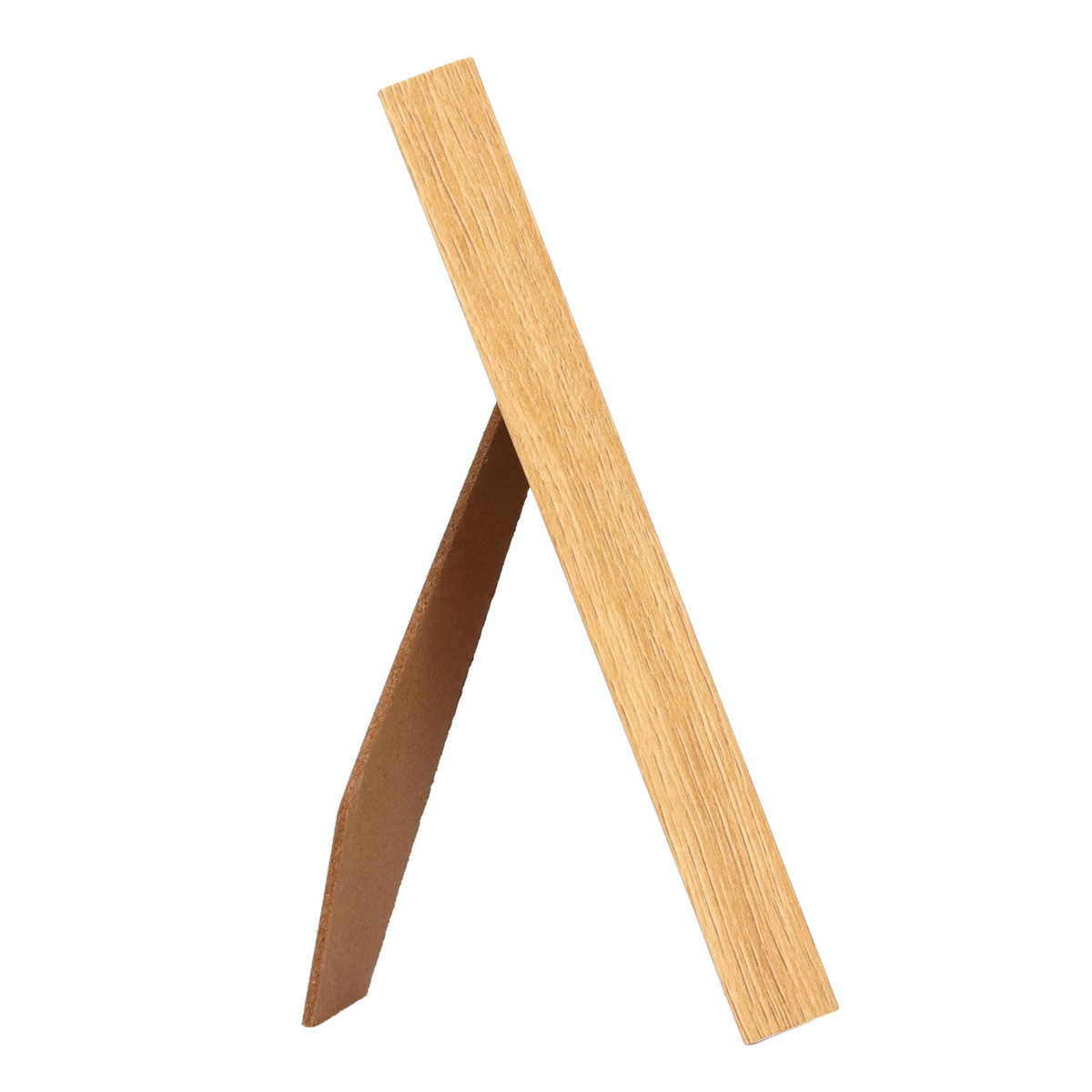 Holz-Fotorahmen, der auf seinem Ständer steht. Der Hintergrund ist weiß.
