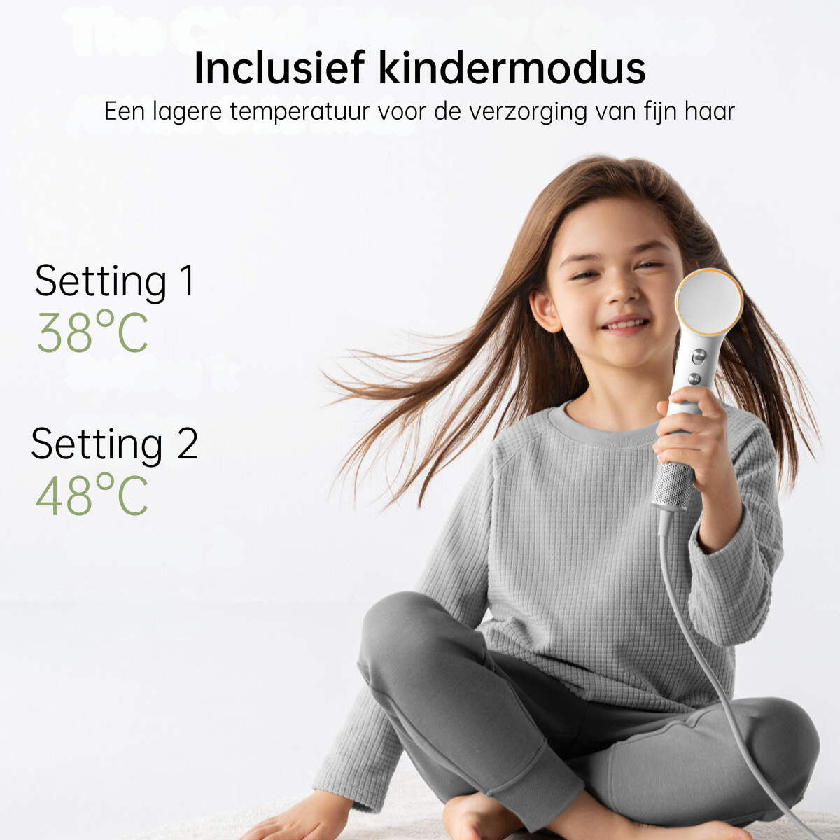 Een meisje dat een föhn vasthoudt. Het heeft twee instellingen: 38°C en 48°C.