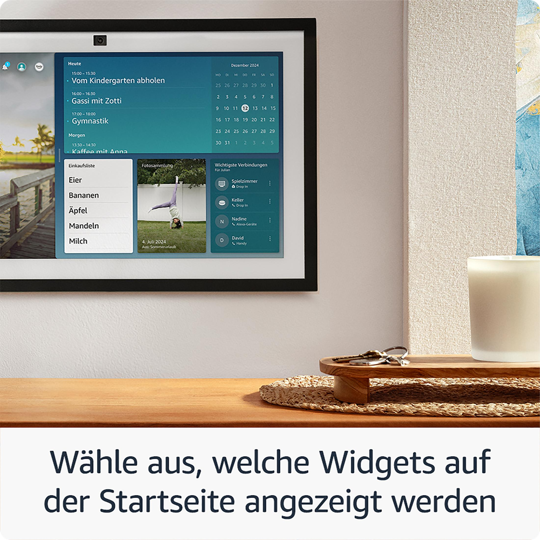 Un écran intelligent affichant un calendrier et des widgets sur une table en bois.