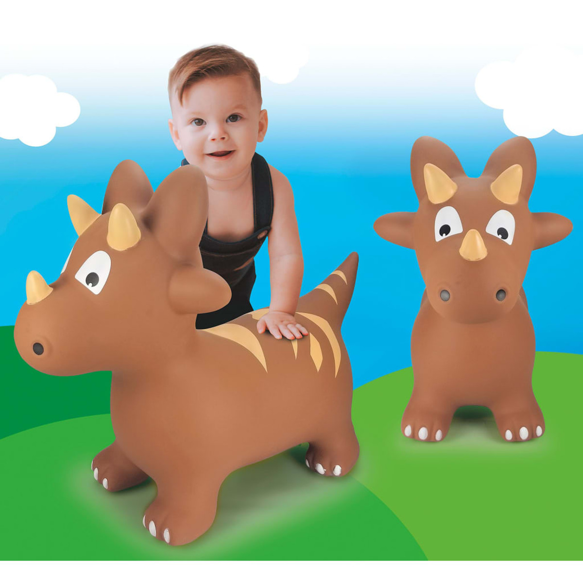 Małe dziecko na brązowej zabawce do skakania w kształcie dinozaura, druga zabawka w tle.