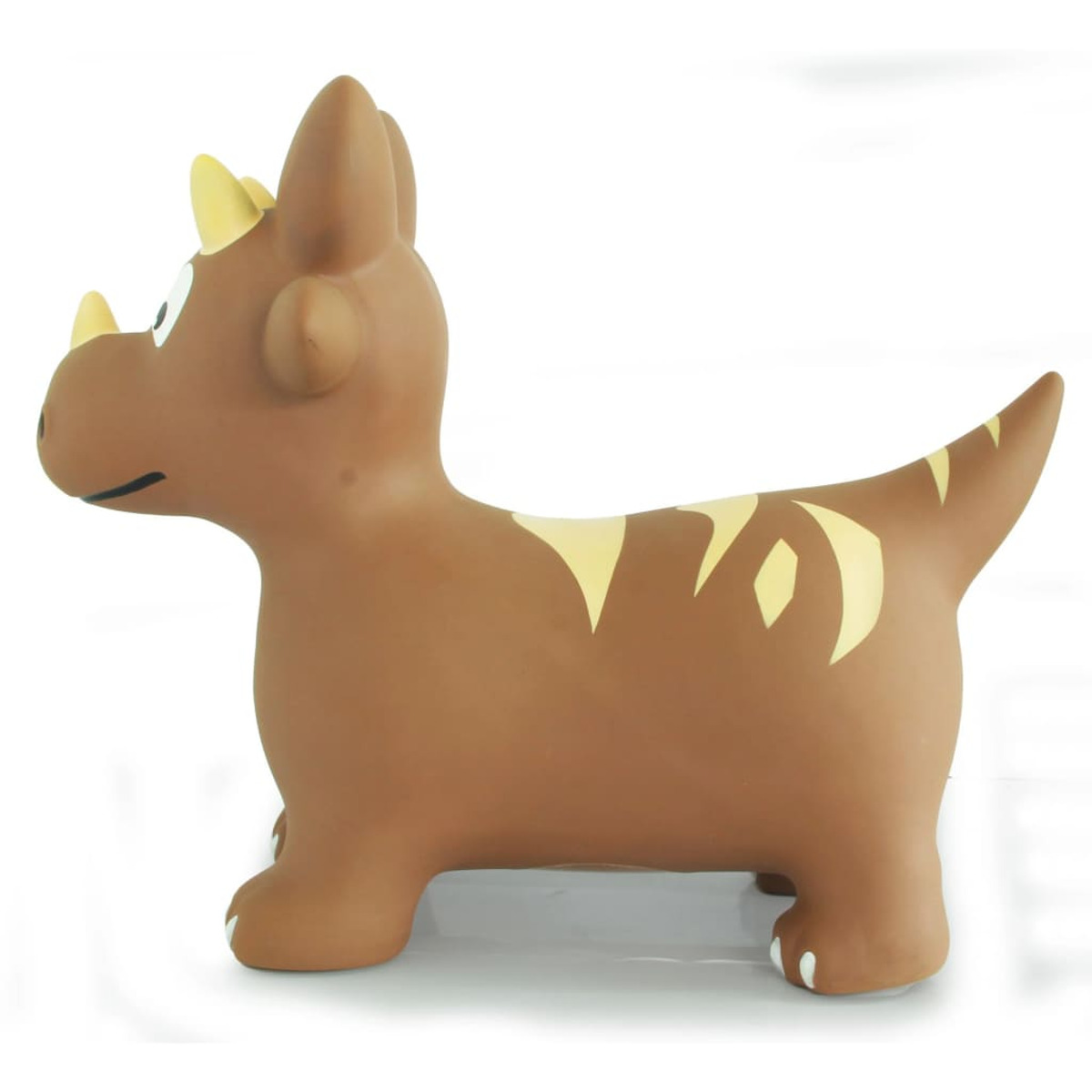 Brązowa nadmuchiwana zabawka dinozaur z żółtymi detalami, białe tło.