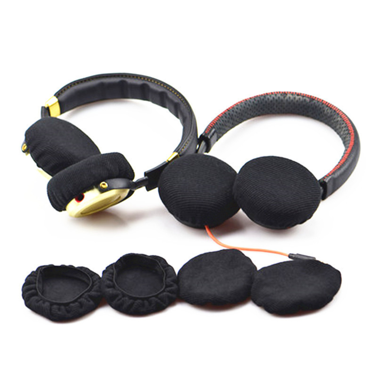 Over-Ear-Kopfhörer mit schwarzen Ohrmuscheln und ein paar Ersatz-Ohrpolstern. Der Hintergrund ist weiß.