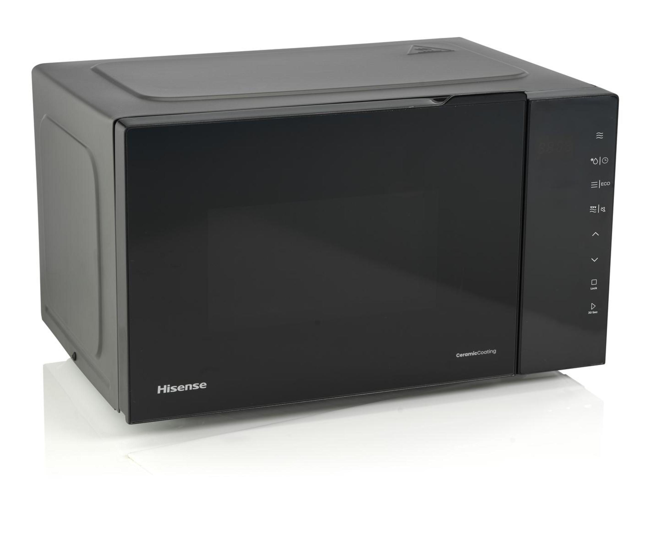 Czarna kuchenka mikrofalowa Hisense ze szklanymi drzwiami. Posiada panel sterowania z przyciskami po prawej stronie.
