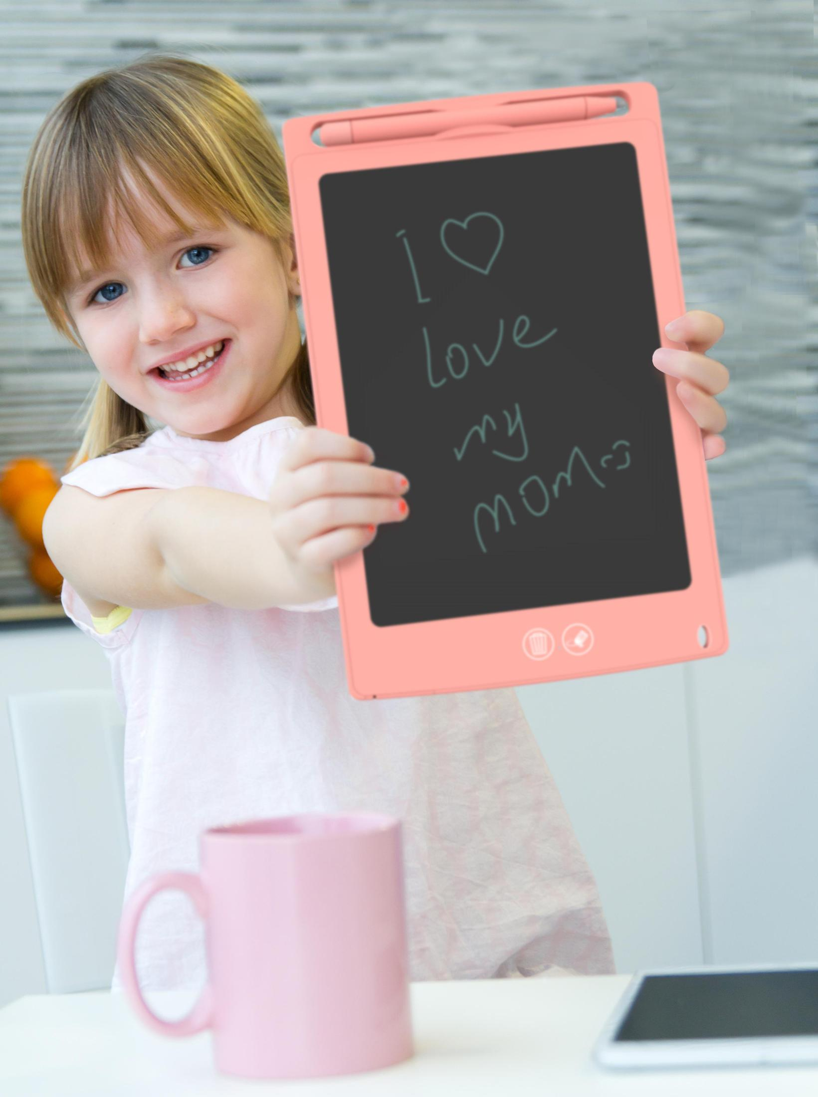 Una ragazzina tiene in mano un tablet rosa con scritto: "Amo la mia mamma". È presente una tazza rosa.