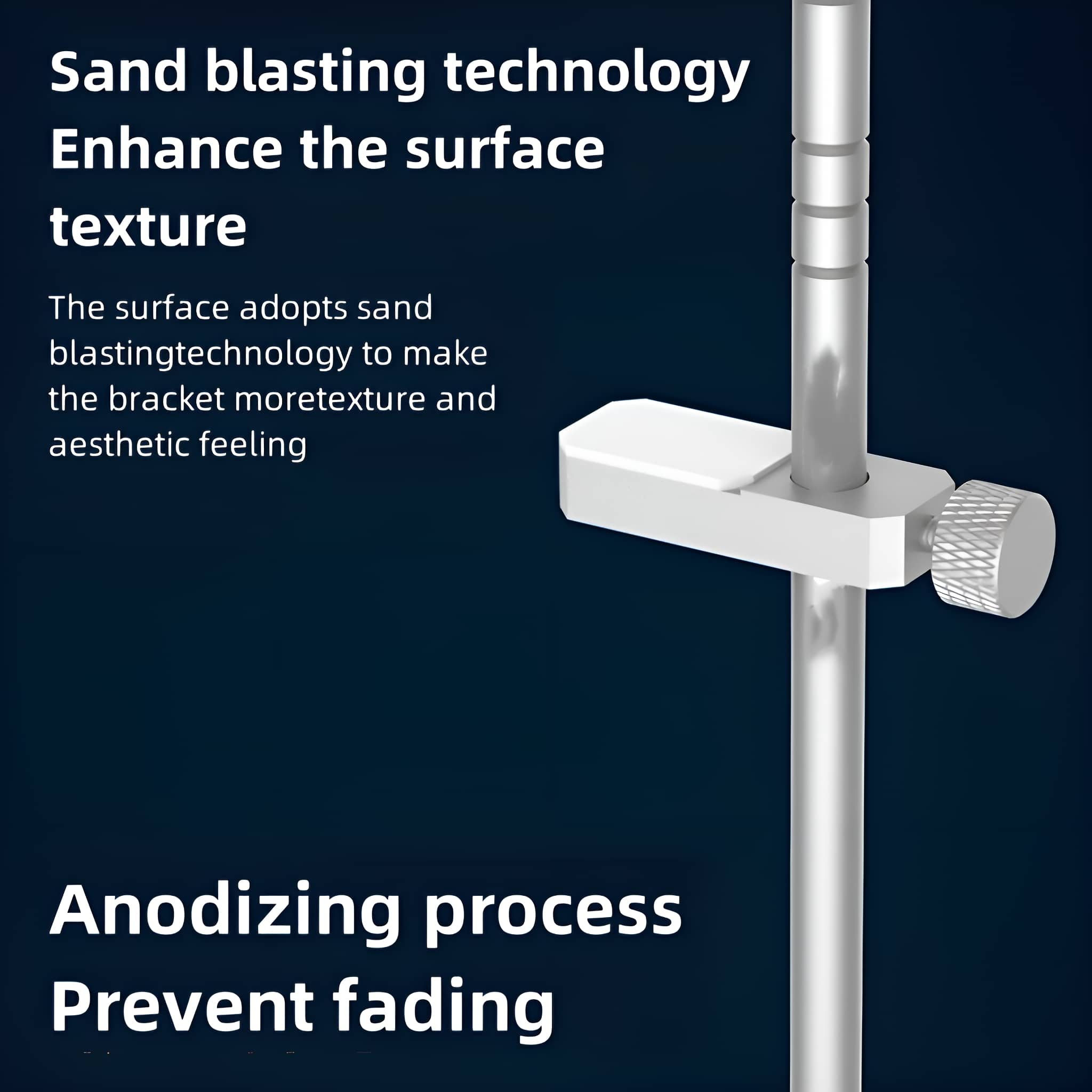 Nahaufnahme eines Metallständers mit Text über Sandstrahlen und Eloxalverfahren.