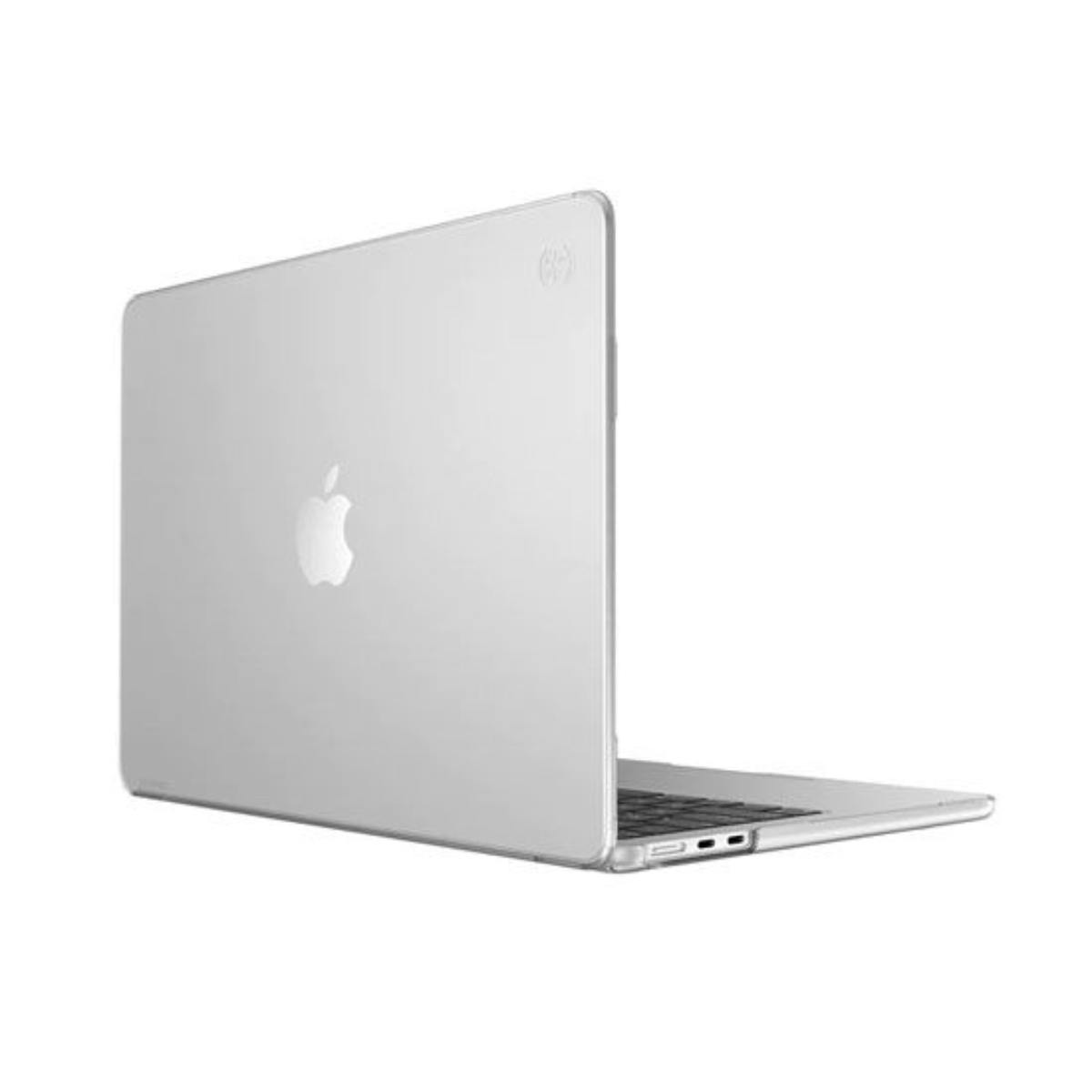 Un ordinateur portable argenté, fermé, avec le logo Apple visible à l'arrière. Le boîtier est transparent.