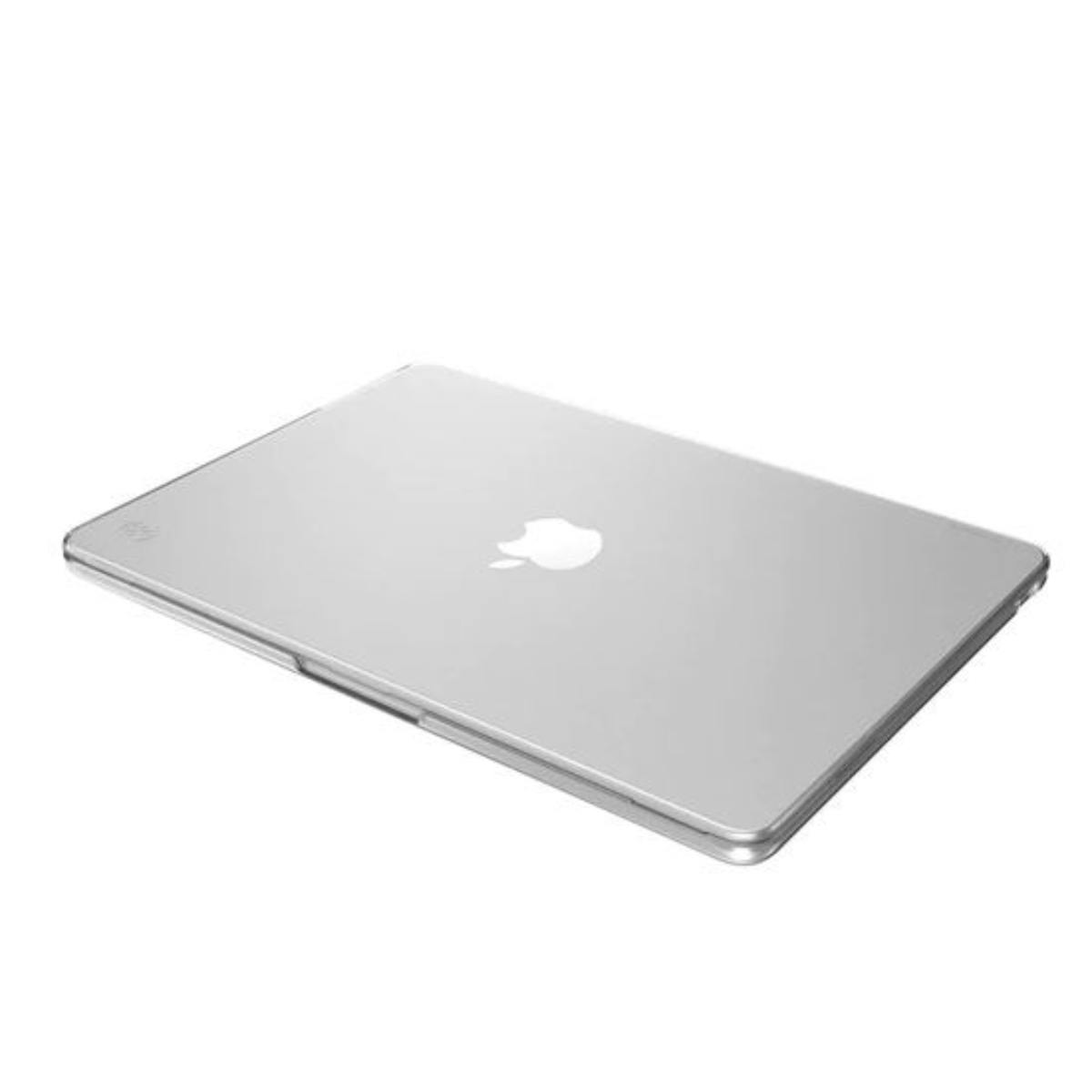 Ordinateur portable argenté dans un étui. L'arrière de l'ordinateur portable est visible avec le logo Apple.