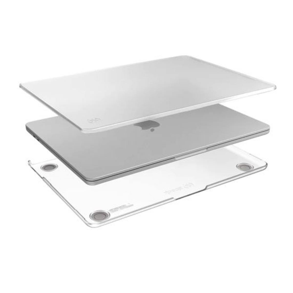 Un ordinateur portable avec logo Apple entre deux protections plastique transparentes.