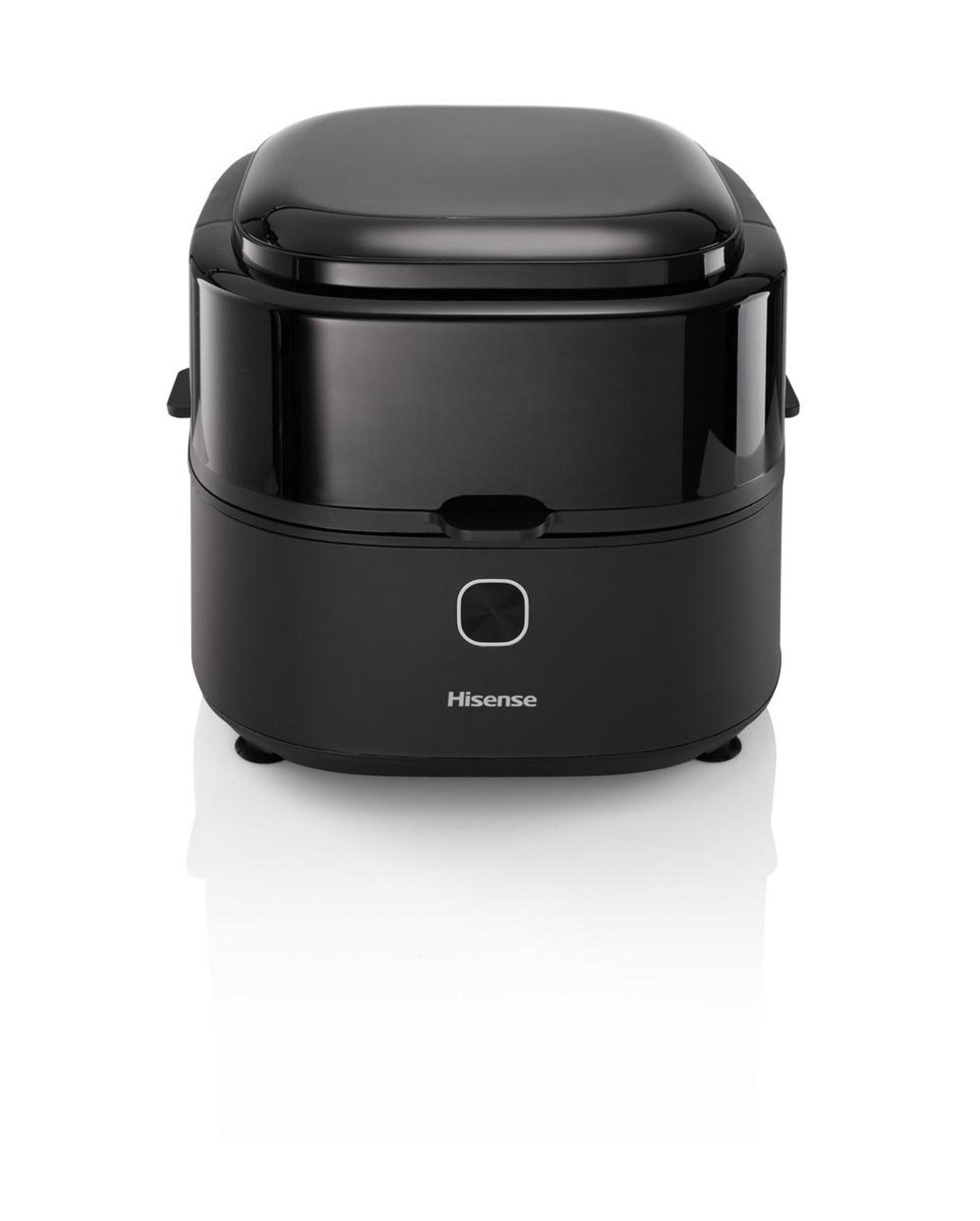 Czarny garnek do ryżu Hisense na białym tle, z odbiciem.