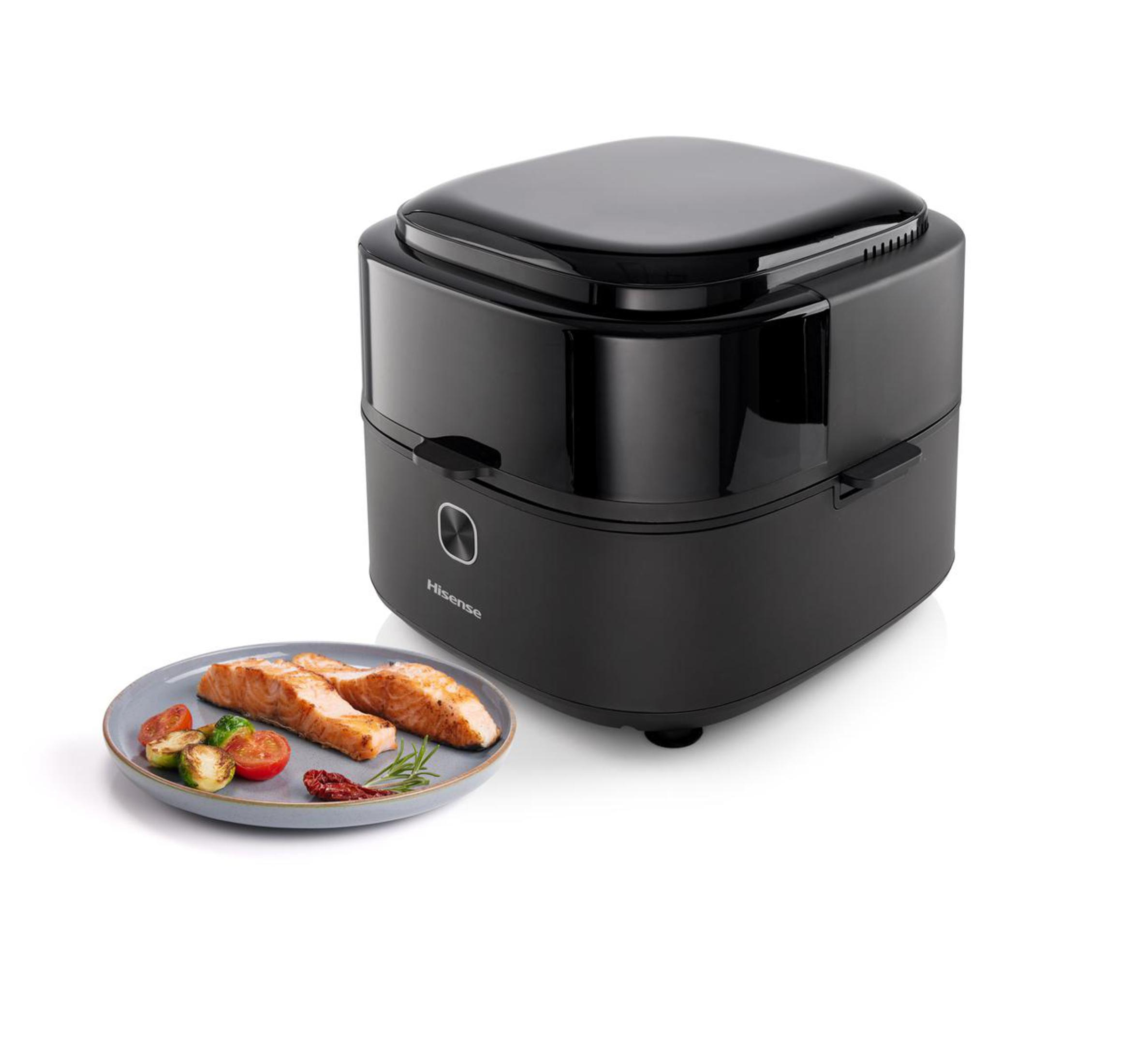 Czarna frytkownica beztłuszczowa z jedzeniem na talerzu. Widoczny łosoś, pomidory i bazylia.