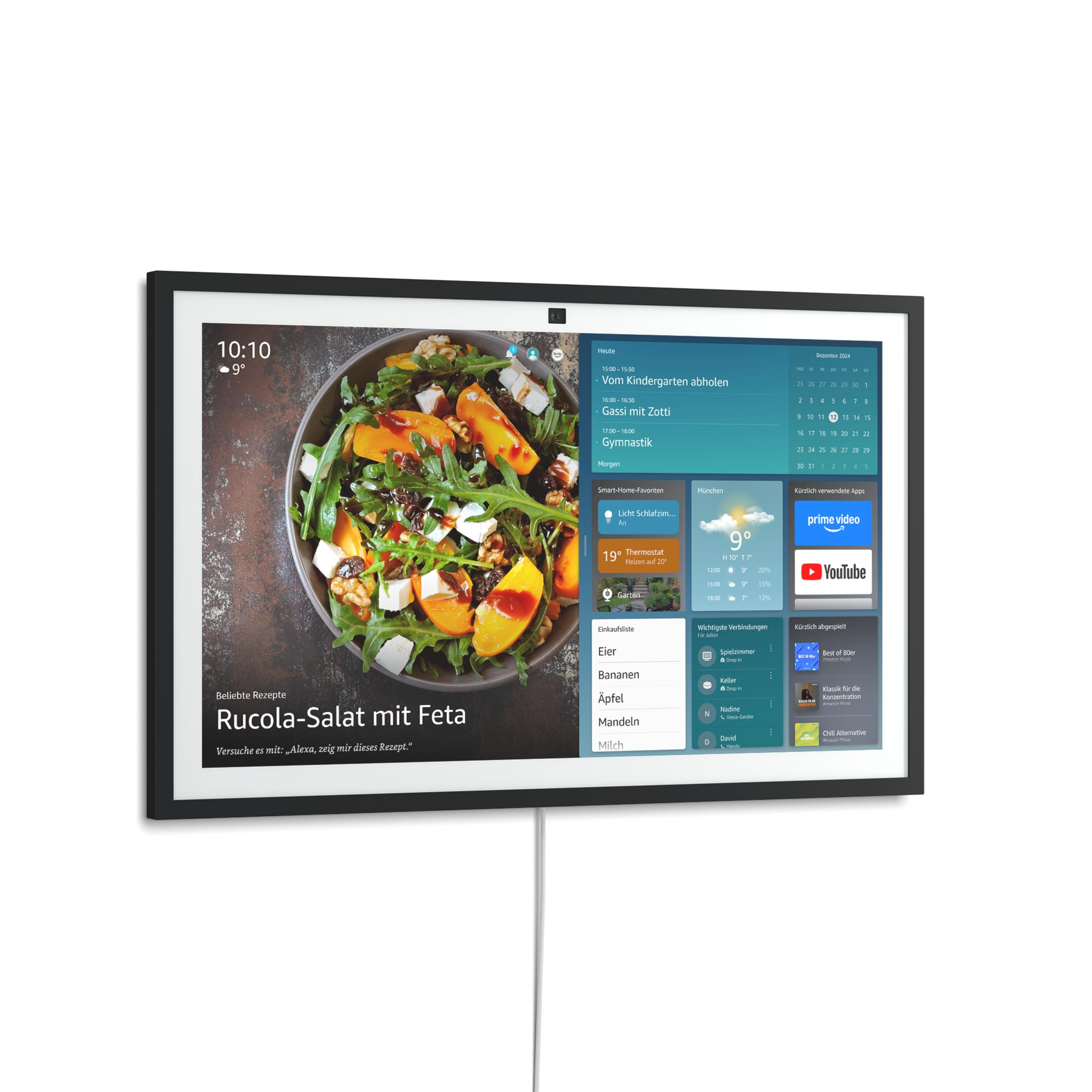 Ein Smart-Display, das ein Salat-Rezept und einen Kalender an einer weißen Wand mit Kabel zeigt.