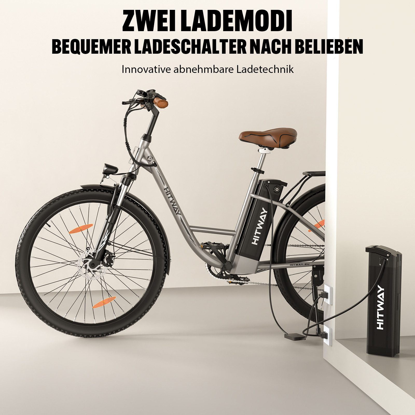 Silbernes HITWAY E-Bike wird geladen. Fahrrad ist grau. Steckdose mit Ladestation.