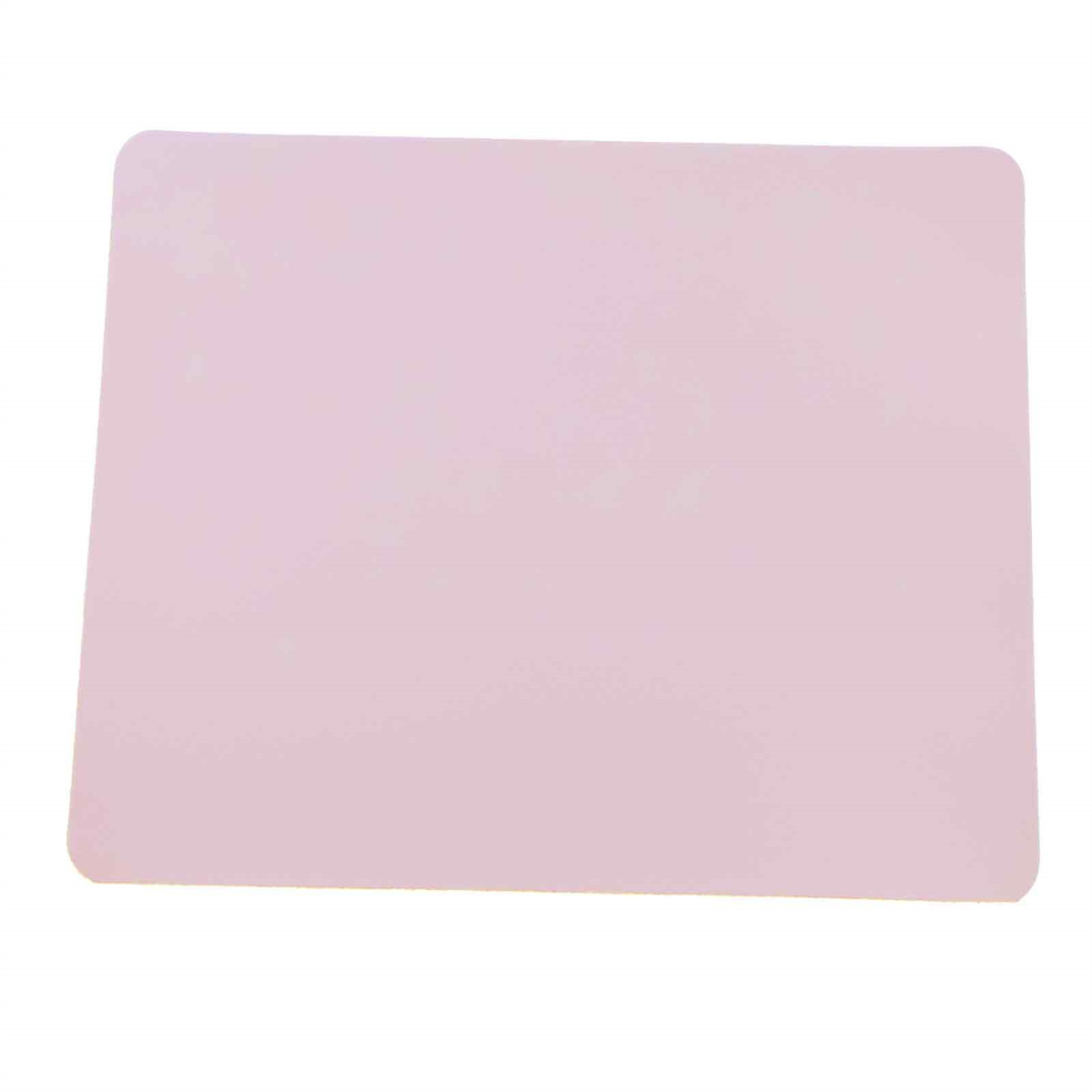 Eine rosa, rechteckige Yogamatte, schlicht und flach, auf einer weißen Oberfläche.