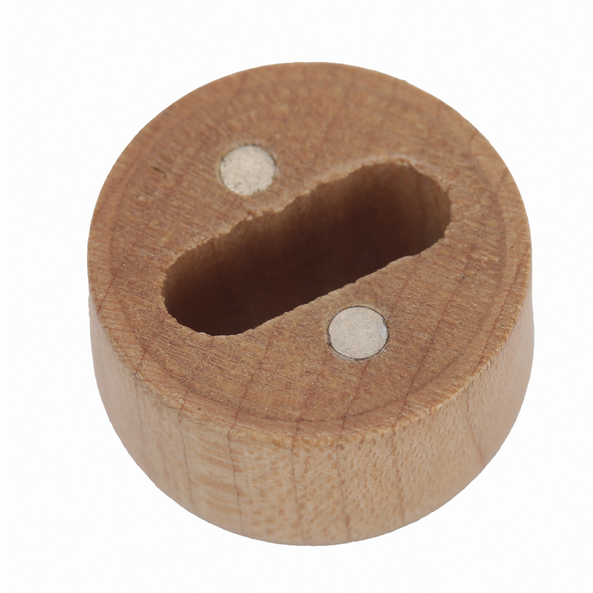 Holzblock mit Loch und zwei silbernen Magneten.