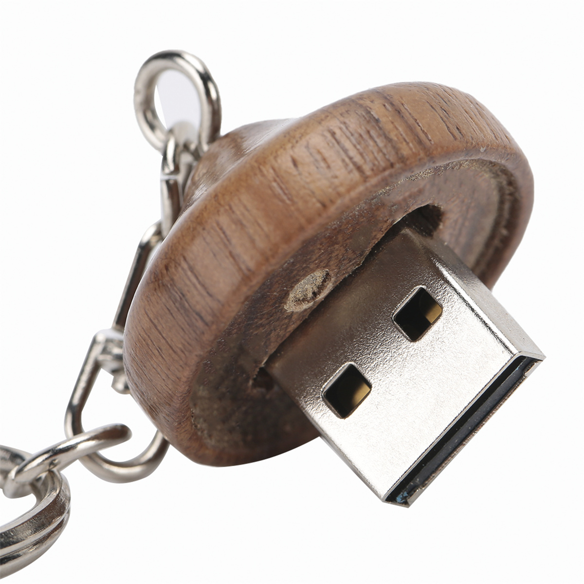USB-Schlüsselanhänger aus Holz. Das USB-Ende ist aus Metall. Der Holzteil ist braun.