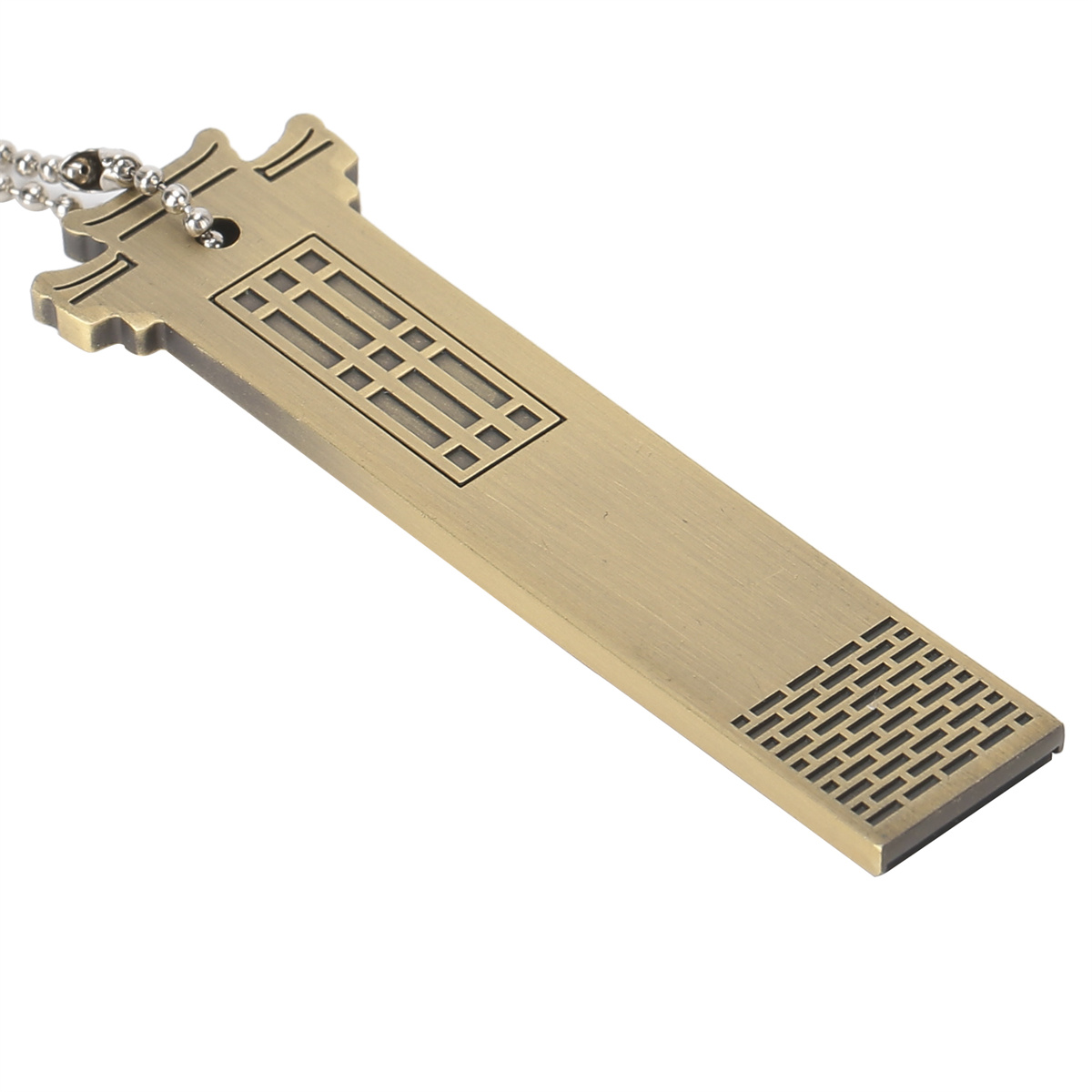 Bronzefarbener Anhänger mit rechteckigem Design, an einer Kette hängend.