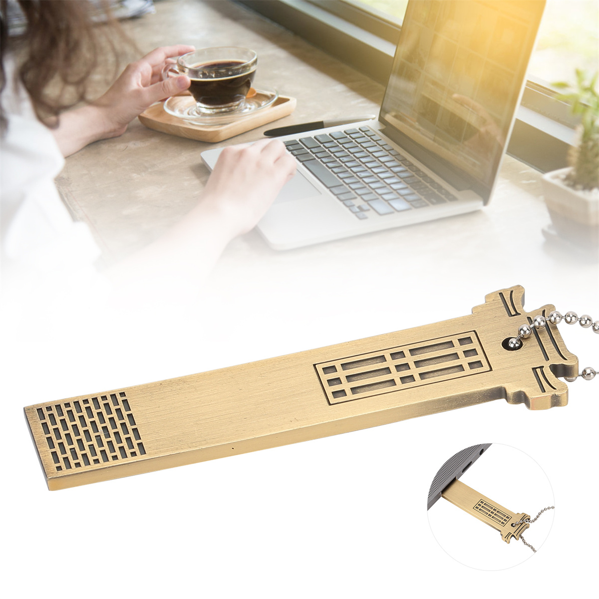 Person nutzt Laptop, Kaffeetasse daneben, dekorativer USB-Stick davor.