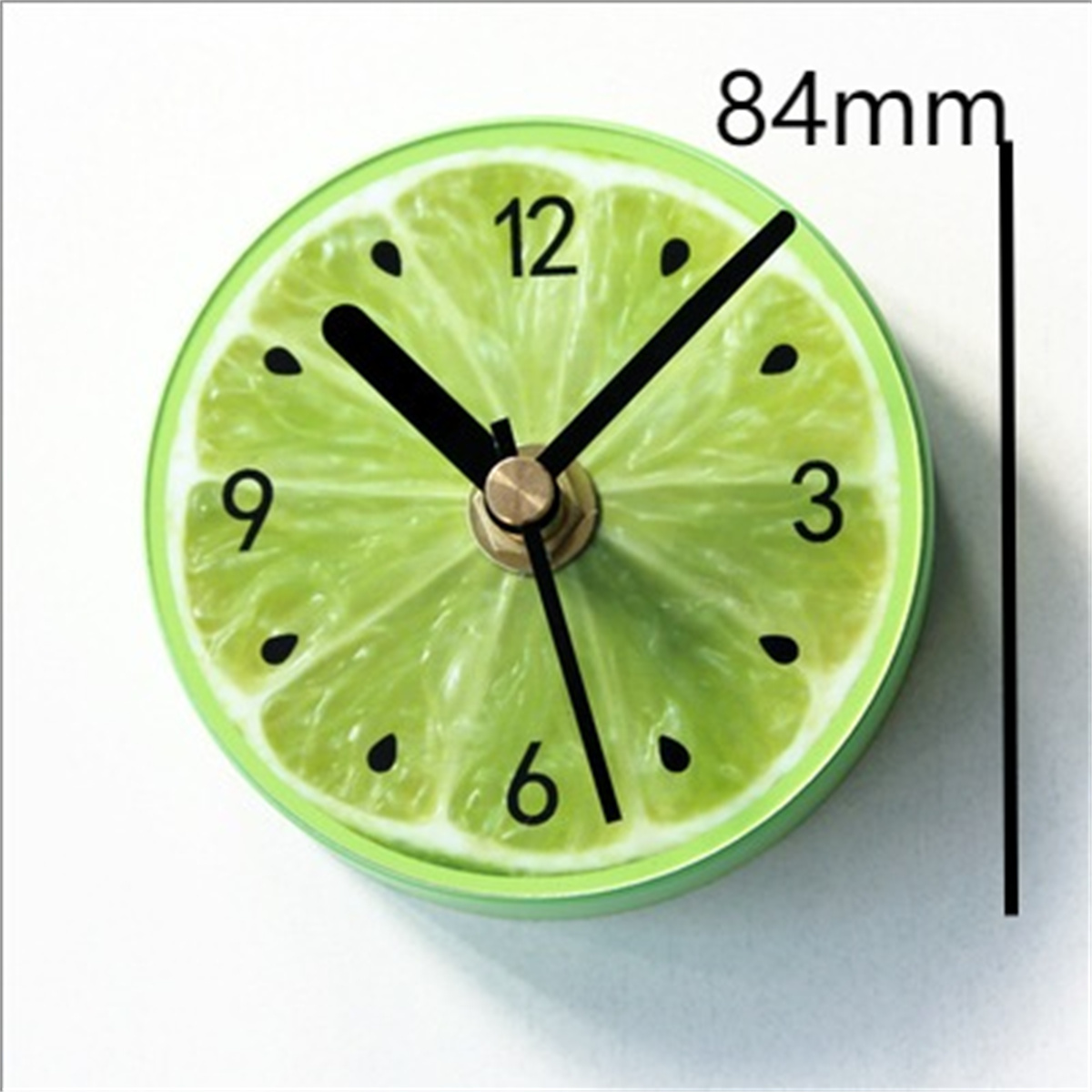 Eine Limettenscheibenuhr mit schwarzen Zeigern auf weißem Hintergrund, mit einer Messung von 84 mm.