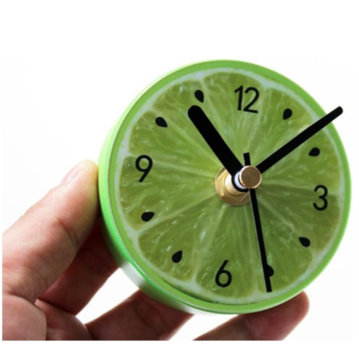Eine grüne Uhr mit dem Gesicht einer Limette, gehalten von einer Hand.