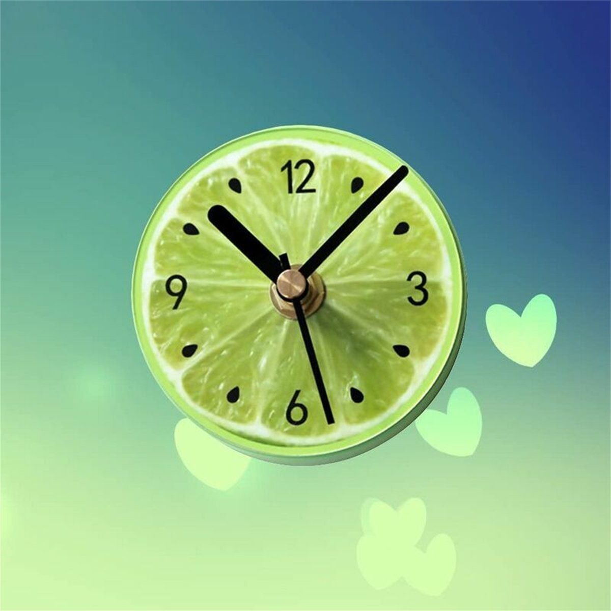 Eine Limettenscheibenuhr mit schwarzen Zeigern, grüne Herzen im Hintergrund.