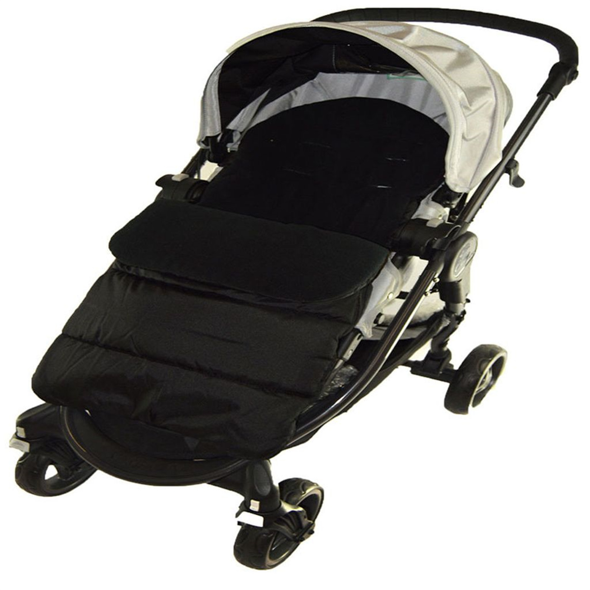 Kinderwagen mit schwarzem und grauem Stoff. Räder und ein Griff. Weißer Hintergrund.
