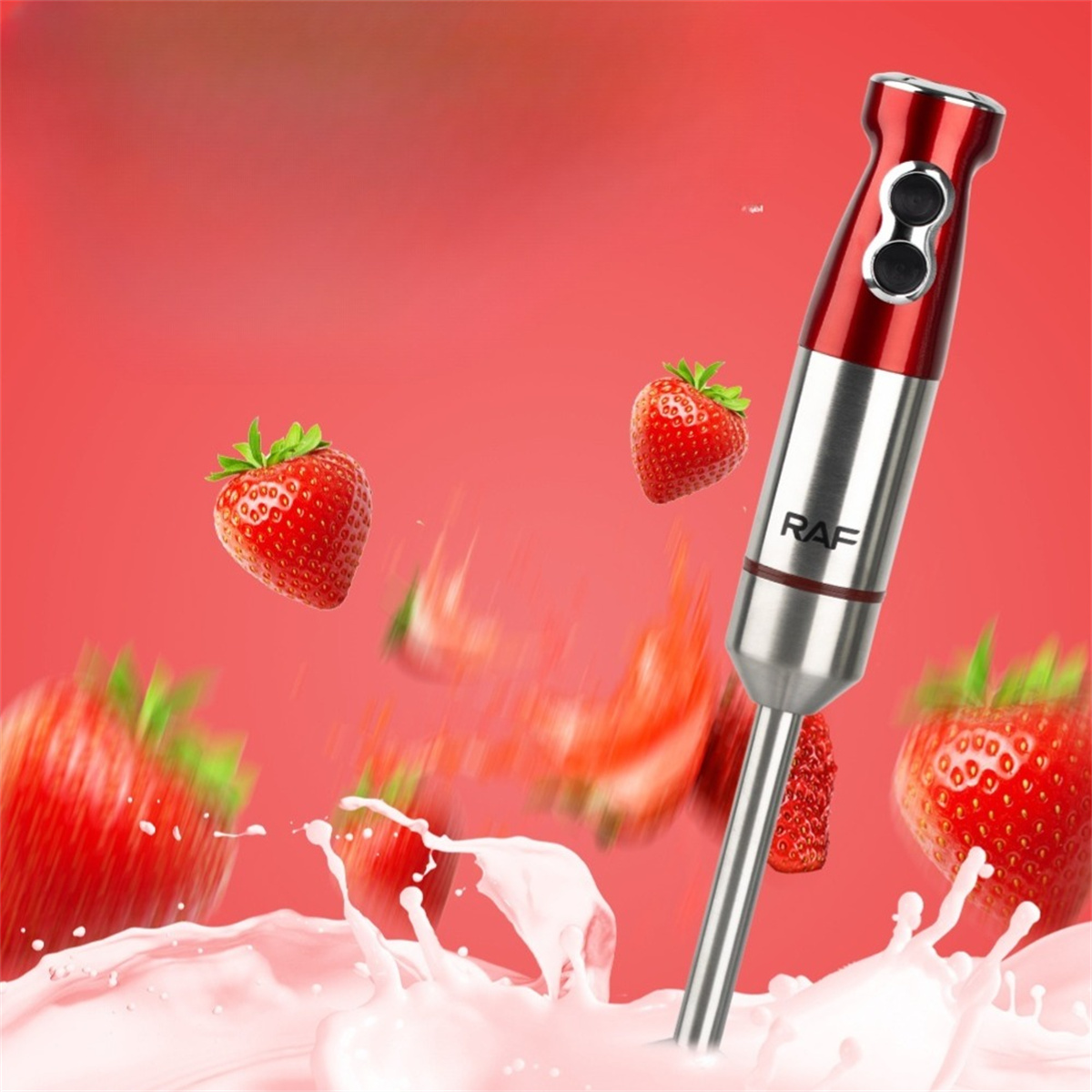 Ein roter und silberner Stabmixer mit Erdbeeren und Milchspritzern auf rotem Hintergrund.