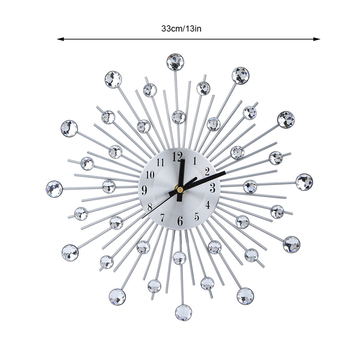 Eine silberne Uhr mit Sternenmuster, Kristallen und einem Zifferblatt in der Mitte.