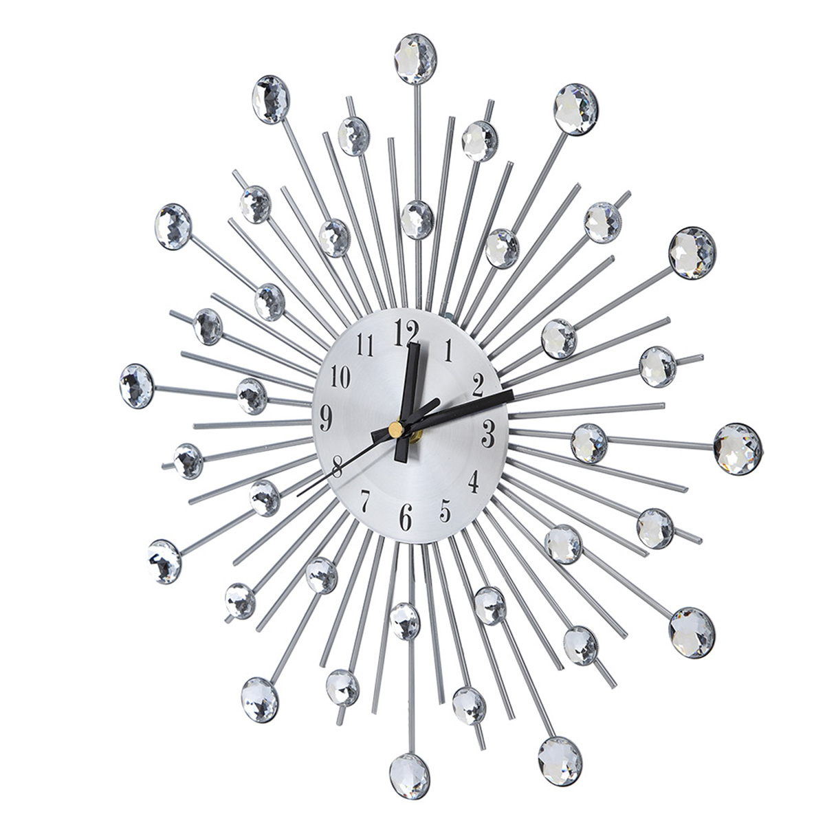 Eine sternförmige Wanduhr mit silbernem Zifferblatt und silbernen, kristallbesetzten Stäben, die nach außen strahlen.