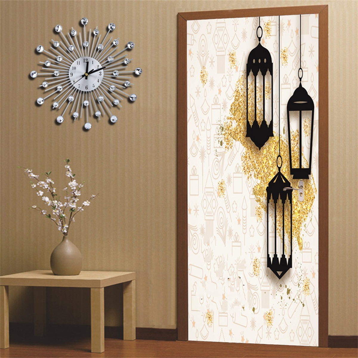 Mit Laternen dekorierte Tür, eine Uhr und eine Vase mit Blumen.