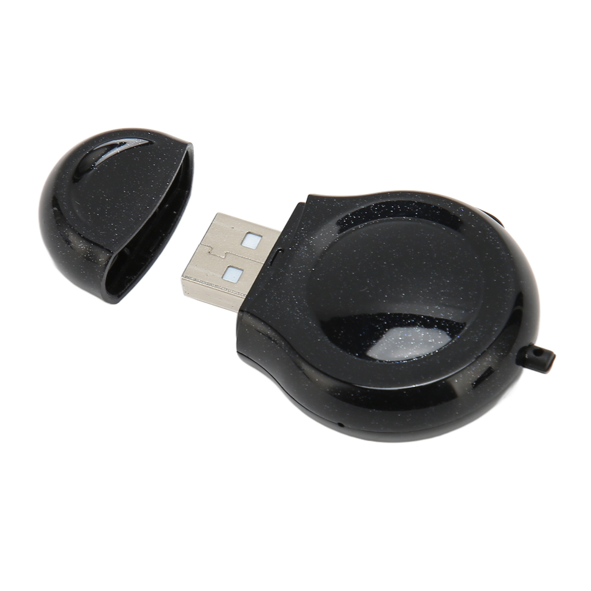 Ein schwarzer USB-Stick mit geöffneter Kappe, vor weißem Hintergrund.