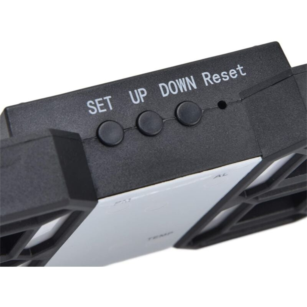 Nahaufnahme eines Bedienfelds an einem Gerät. Es hat Tasten mit der Aufschrift SET, UP, DOWN und Reset.
