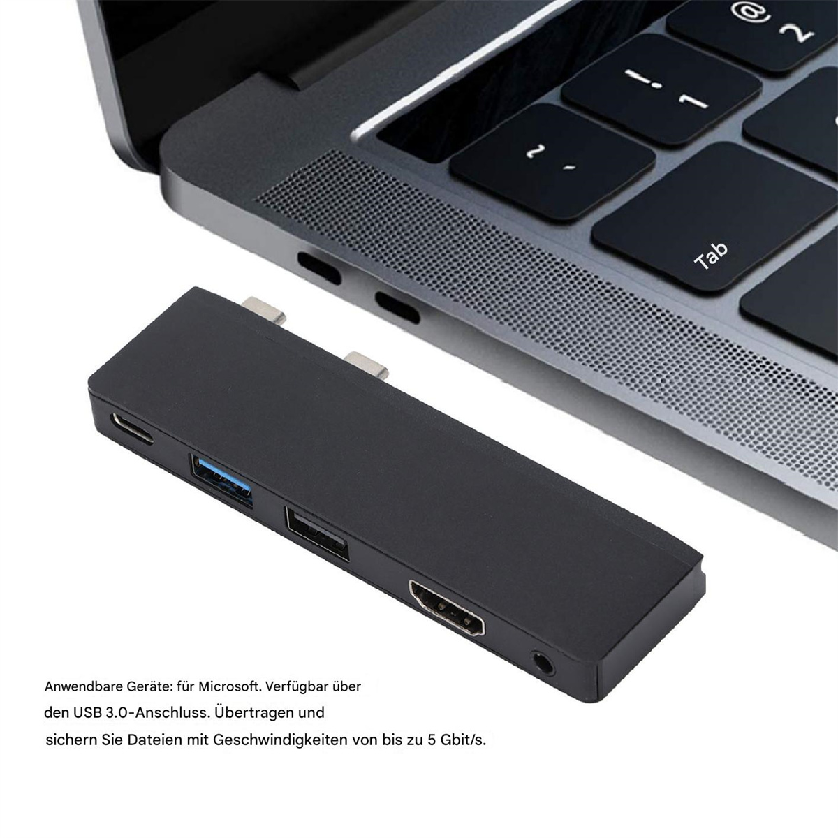 Ein schwarzer USB-C-Hub, der an einem Laptop angeschlossen ist. Es hat mehrere Anschlüsse. Text auf Deutsch sagt, es unterstützt USB 3.0.