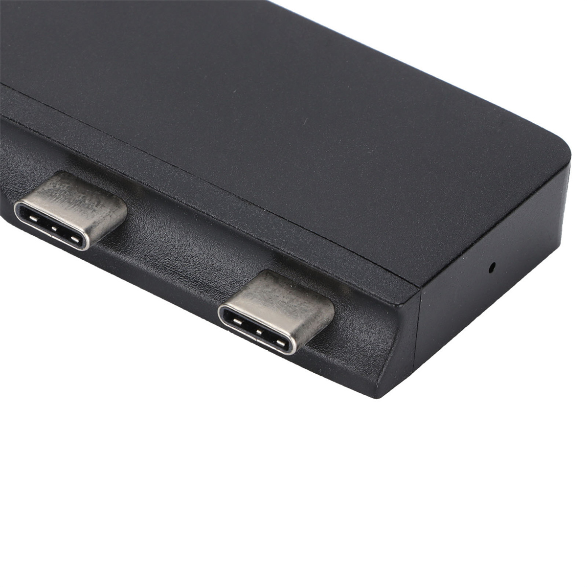 Ein schwarzer USB-C-Hub mit zwei Anschlüssen. Der Artikel ist in einer Nahaufnahme zu sehen.