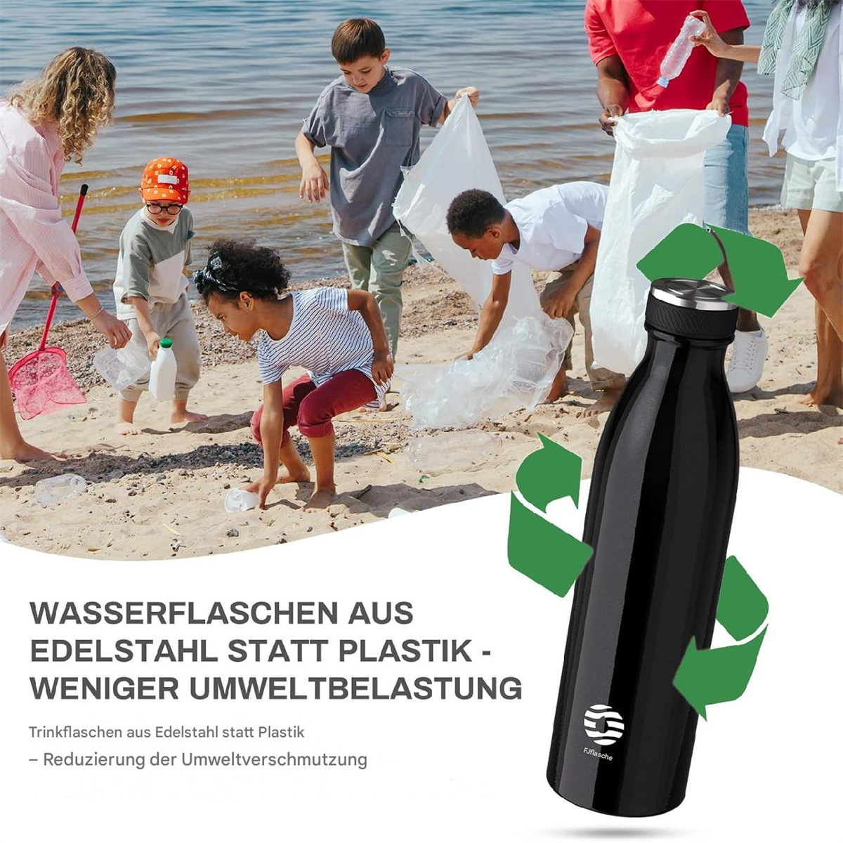 Menschen sammeln Müll am Strand mit einer schwarzen Wasserflasche.