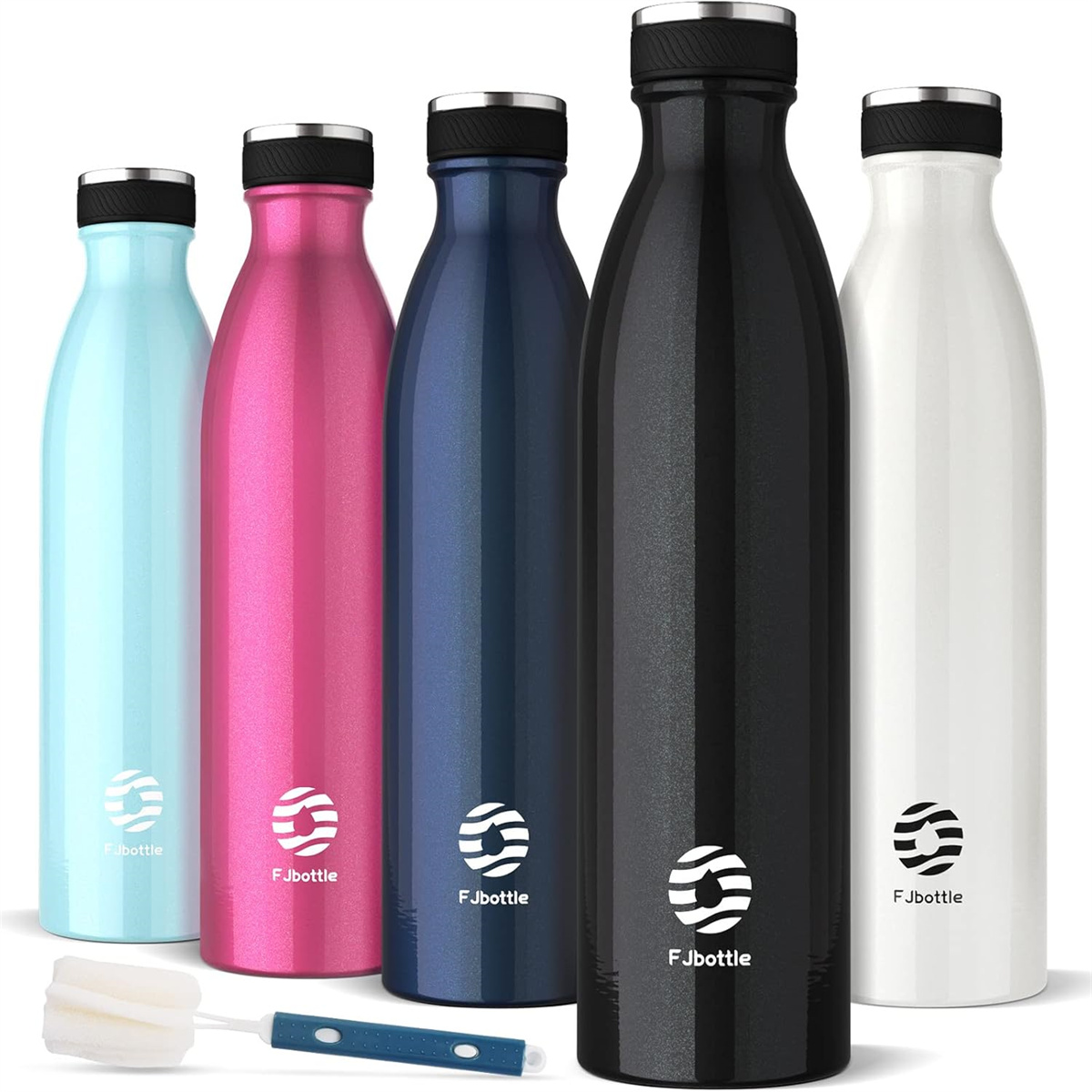 Fünf isolierte Wasserflaschen in verschiedenen Farben und eine Bürste. Die Flaschen haben ein Markenlogo.