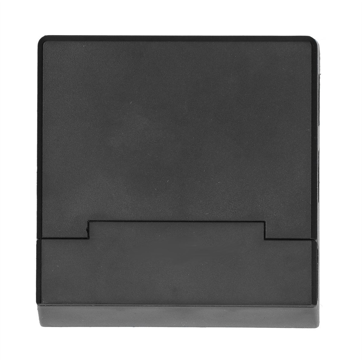 Ein schwarzes, quadratisches Gerät mit einem eingelassenen Schlitz, möglicherweise ein Ständer oder Adapter.