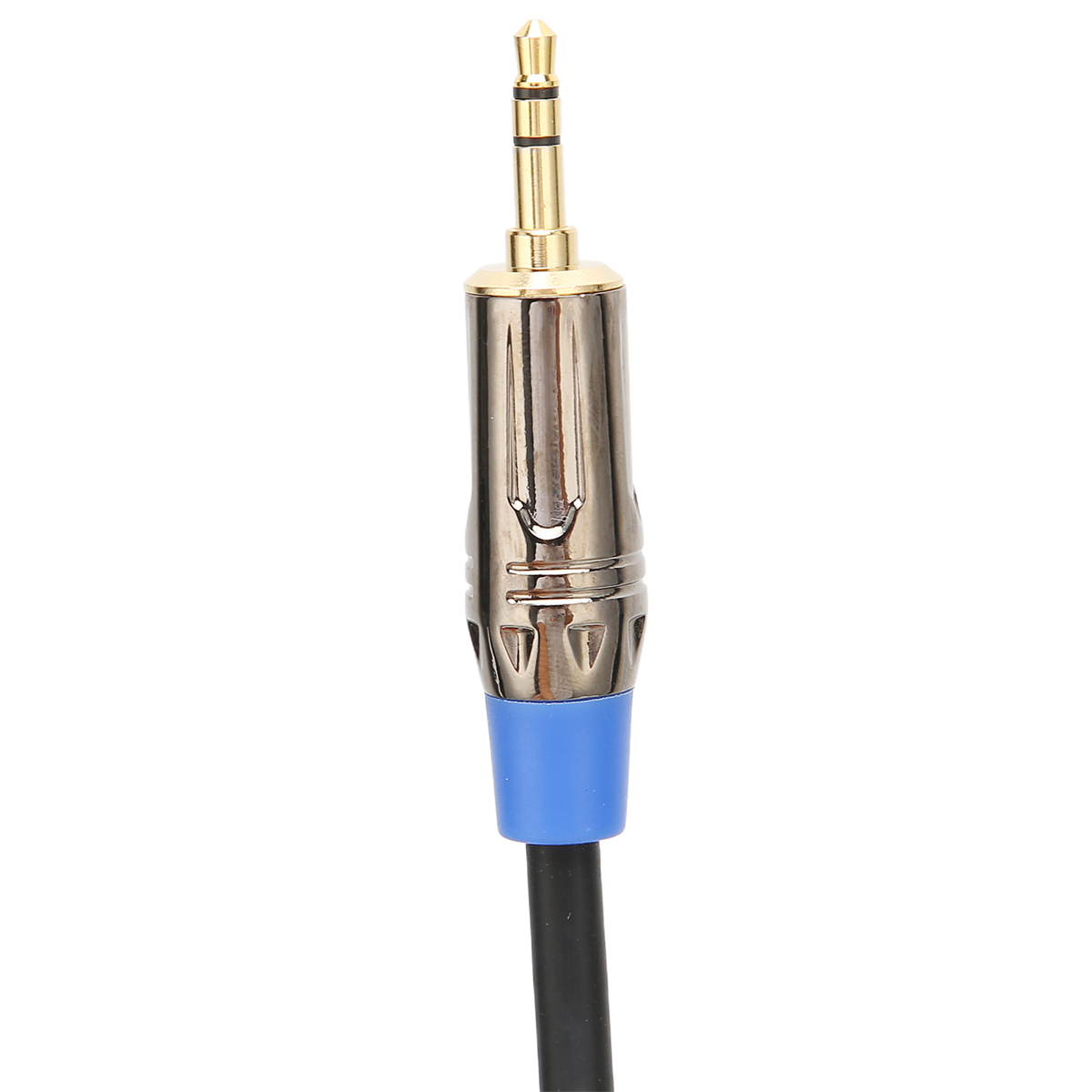 Nahaufnahme eines vergoldeten 3,5-mm-Audio-Klinkensteckers und -Kabels.