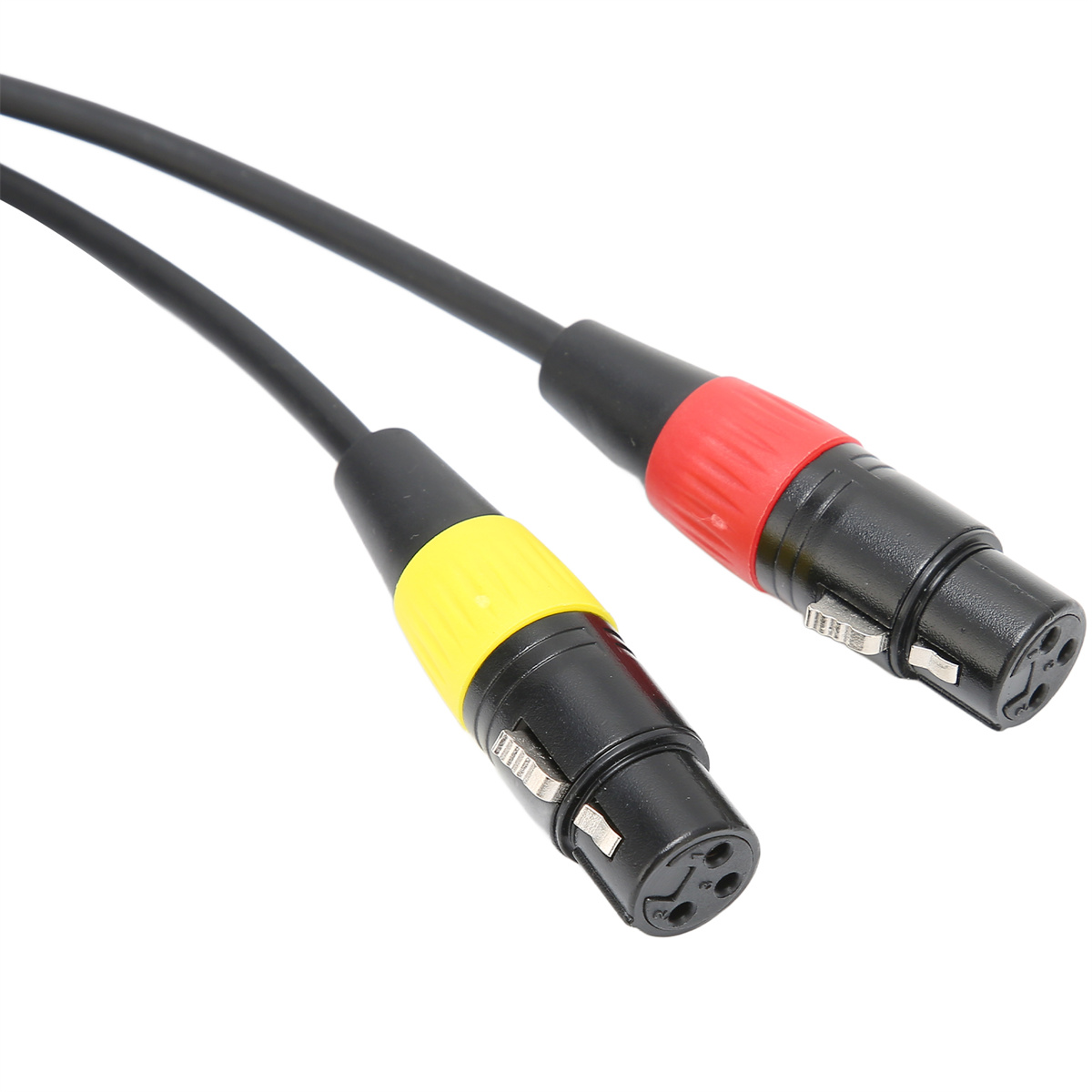 Zwei Audiokabel mit schwarzen Steckern. Eines mit gelber, das andere mit roter Farbe.