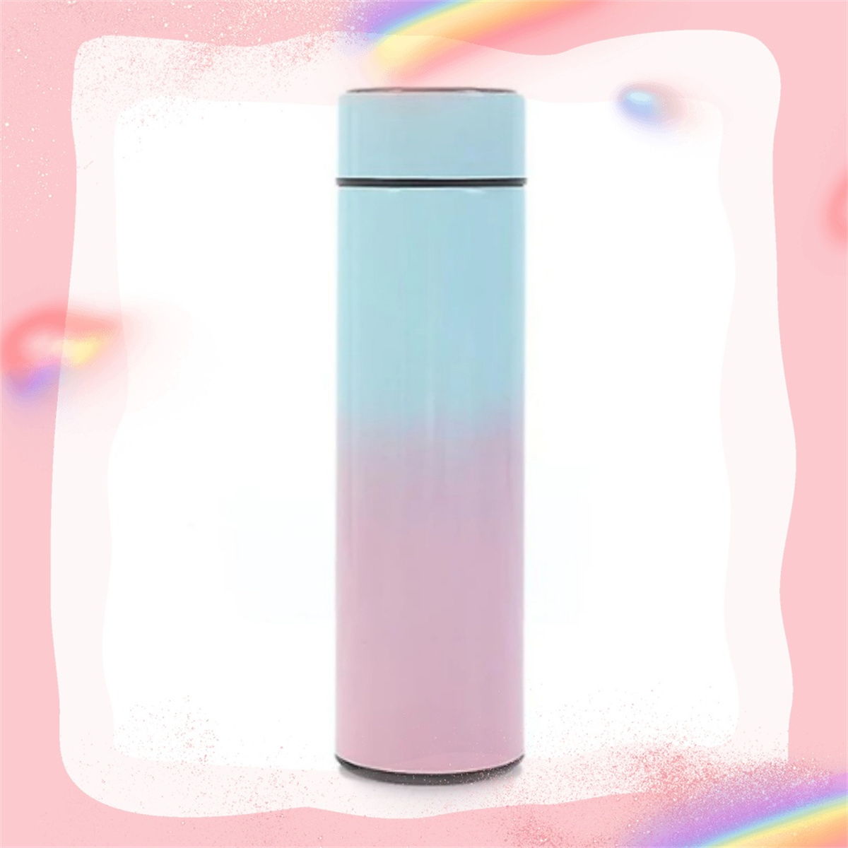 Eine farbverlaufende Wasserflasche in Hellblau und Rosa. Die Flasche steht im Fokus auf einem rosa Hintergrund.