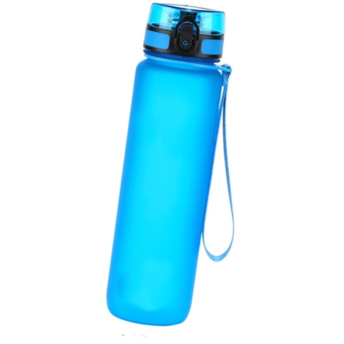 Eine blaue Wasserflasche. Sie hat einen blauen Riemen und einen schwarzen Deckel mit einem schwarzen Knopf. Der Hintergrund ist weiß.