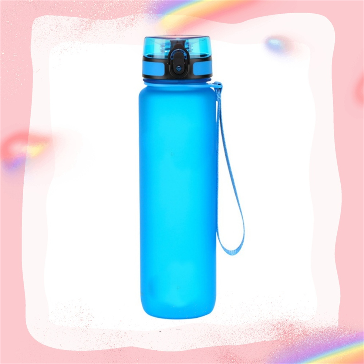 Blaue Wasserflasche mit schwarzem Deckel und blauem Riemen, vor rosa Hintergrund.