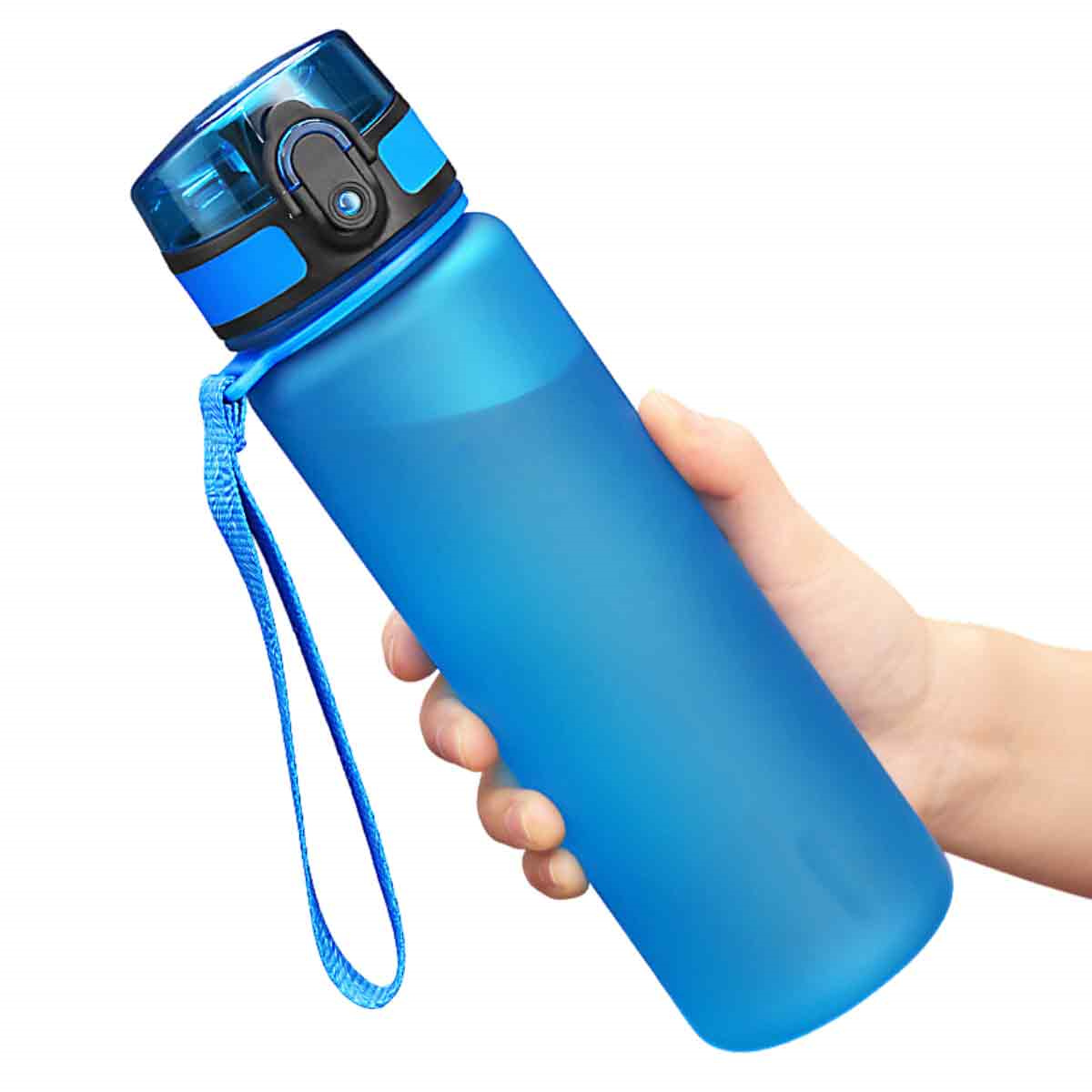 Eine blaue Wasserflasche, die von einer Hand gehalten wird. Sie hat einen blauen Riemen und einen schwarz-blauen Deckel.