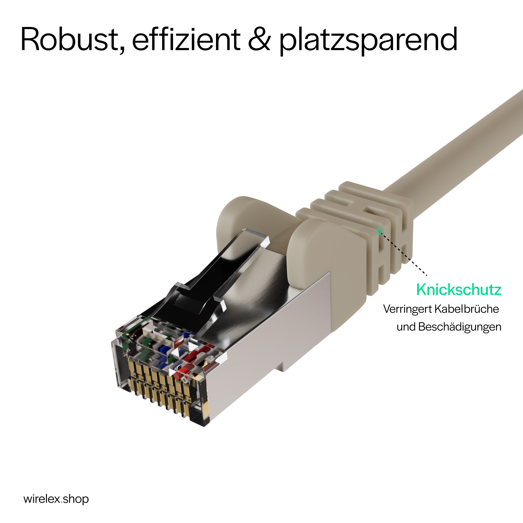 Ein Querschnitt eines Netzwerkkabels. Es zeigt die inneren Drähte und den Stecker mit Knickschutz.