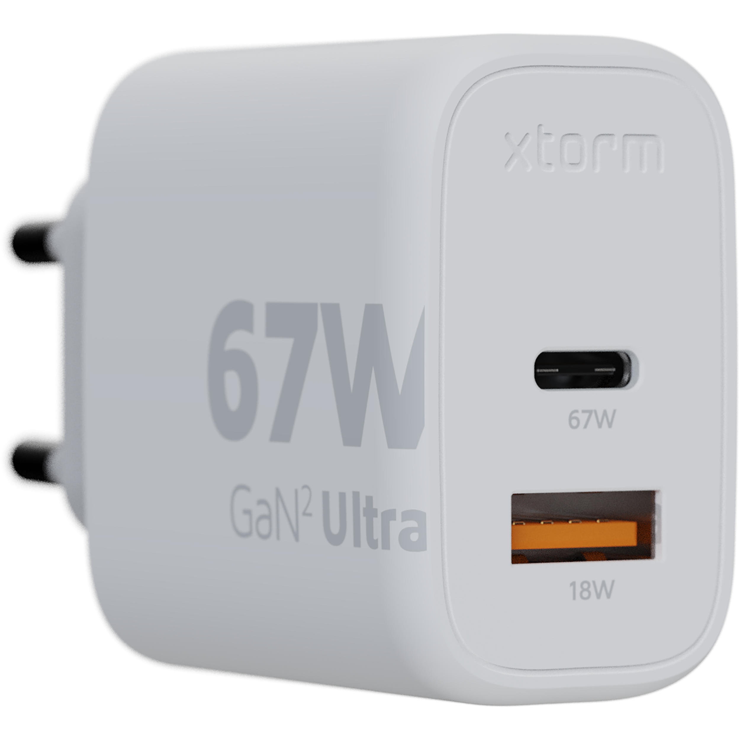 Weißes Ladegerät mit zwei Anschlüssen: USB-C 67W und USB-A 18W, mit dem Markennamen xtorm.