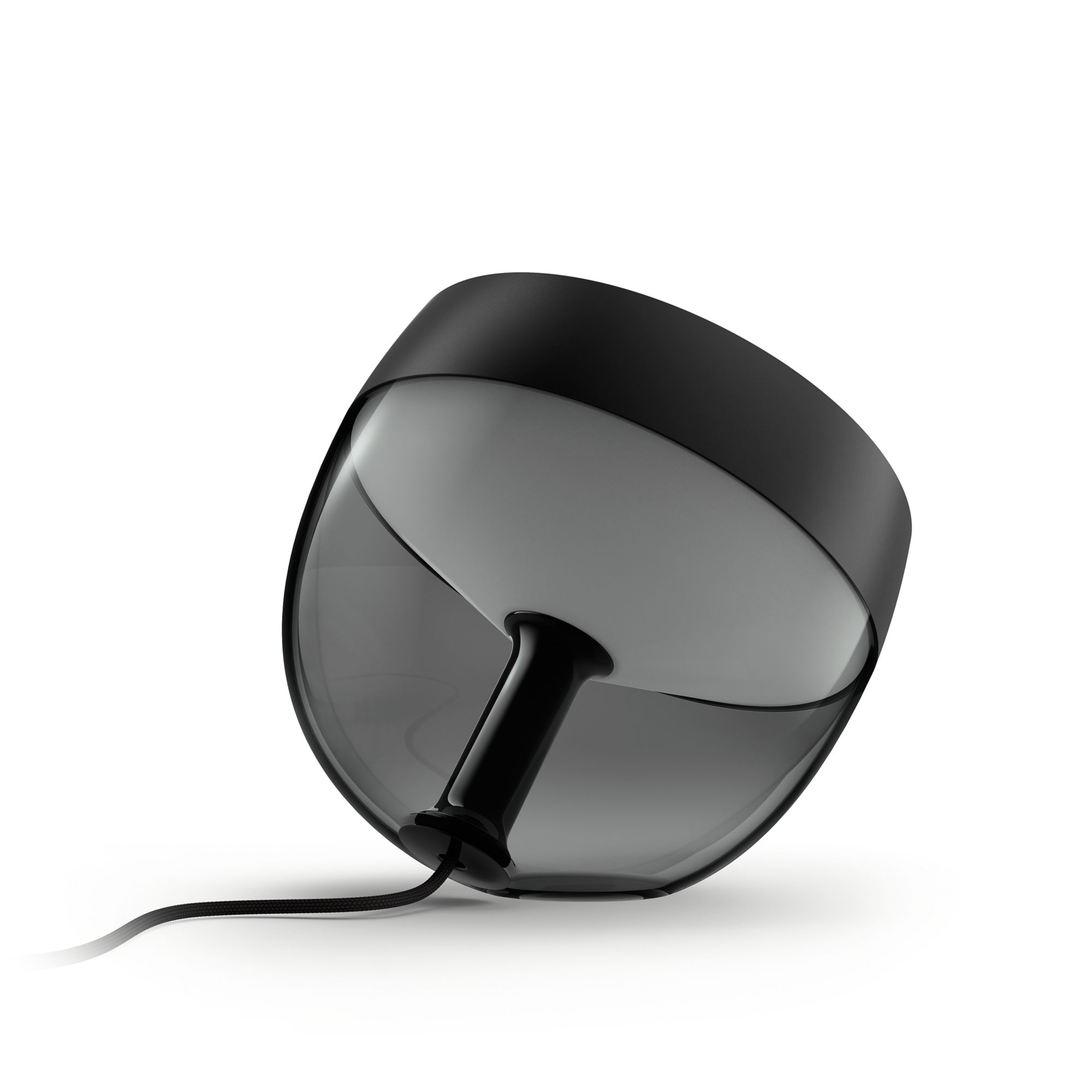 Czarna i przezroczysta nowoczesna lampa z czarnym kablem, na białym tle. Pochylona w lewo.