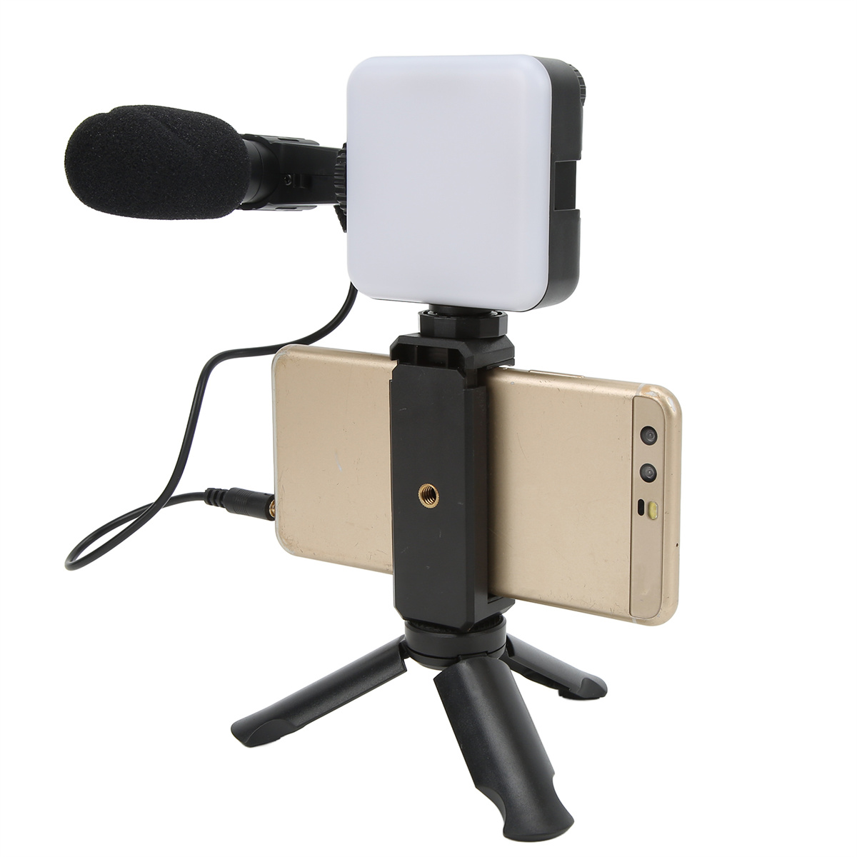 Smartphone mit Mikrofon, Licht und Stativ. Goldenes Telefon, schwarzes Zubehör.