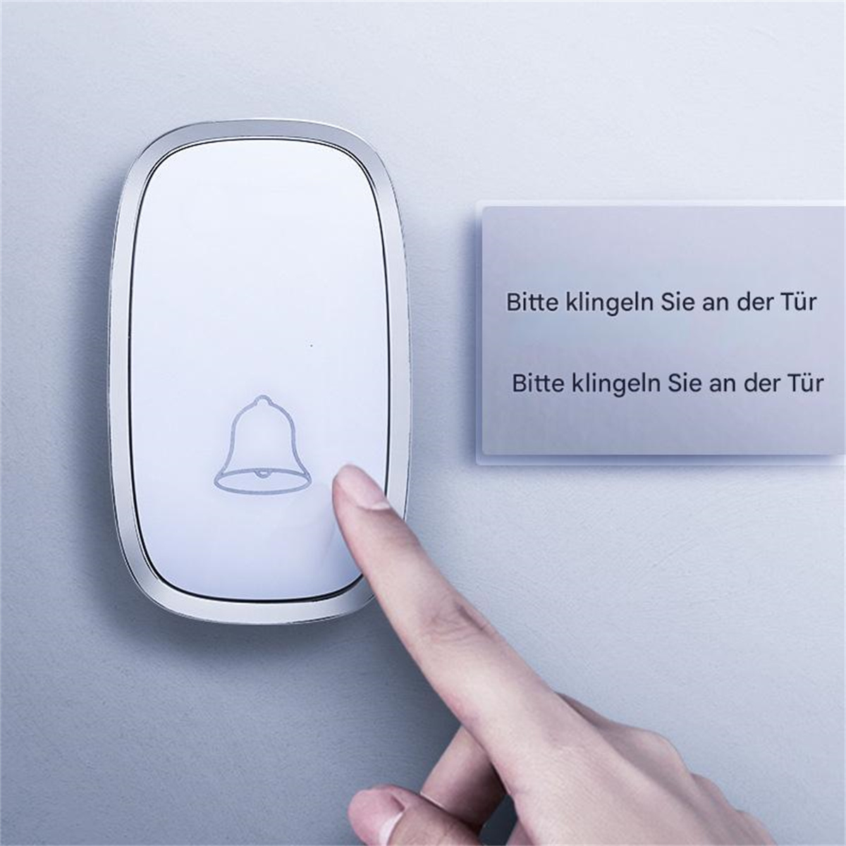 Eine weiße Türklingel mit Glockensymbol und einer Hand, die sie drückt. Text befindet sich rechts.