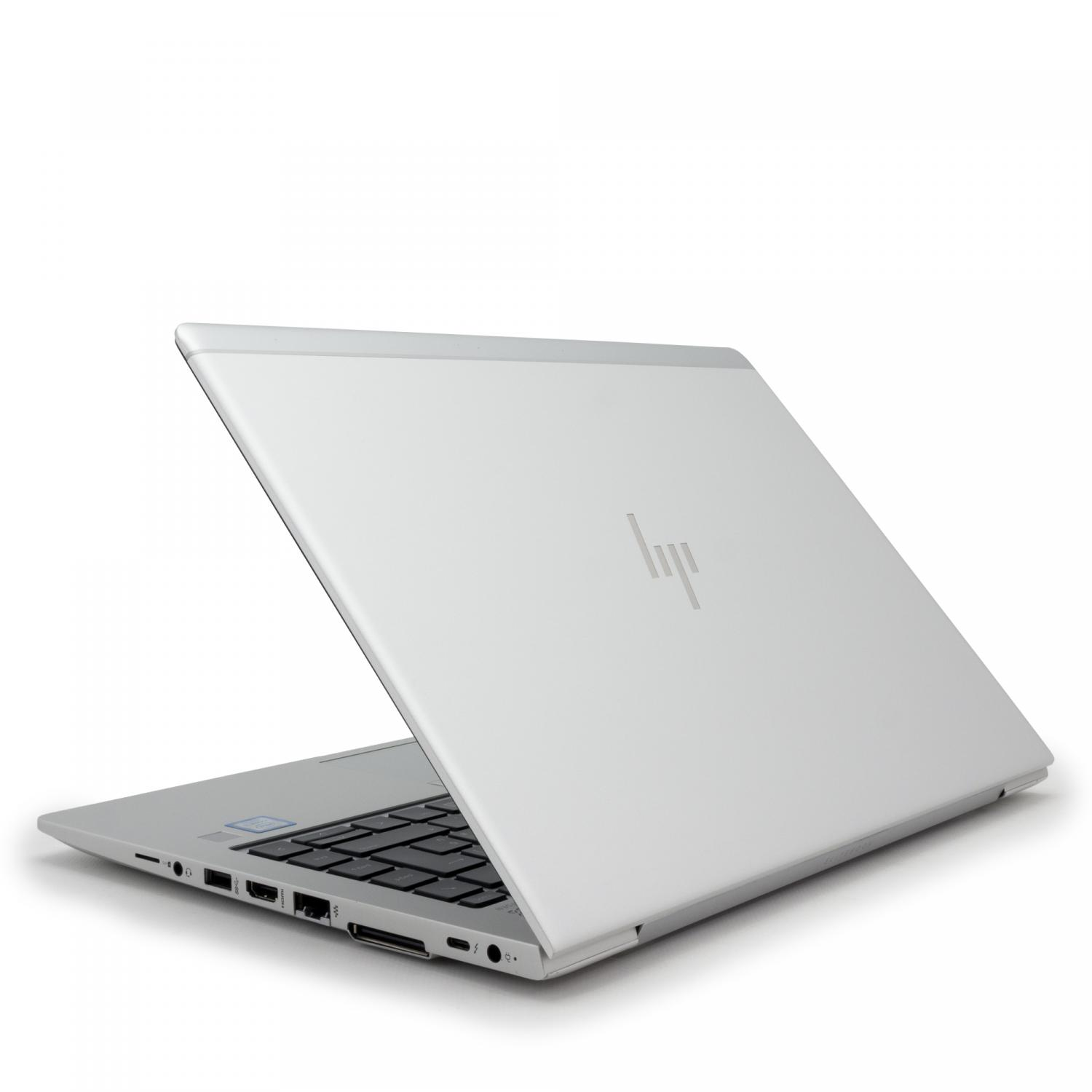 Ein silberner Laptop auf weißem Hintergrund, geöffnet und angewinkelt, zeigt die Tastatur und das Innere.